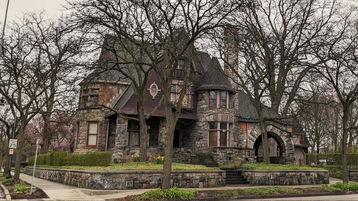 1890s home of lumber baron Thomas Friant, who blew up a bridge to break a logjam. Close to demolition in 1968, it was restored instead #HistoricHomeTour May 5th 🎟️ ToursAroundMichigan.com/tour/historic-… #GhostTour #GrandRapids April 15 June 7 July 18 🎟️ ToursAroundMichigan.com/tour/ghost-tou… #CityTour