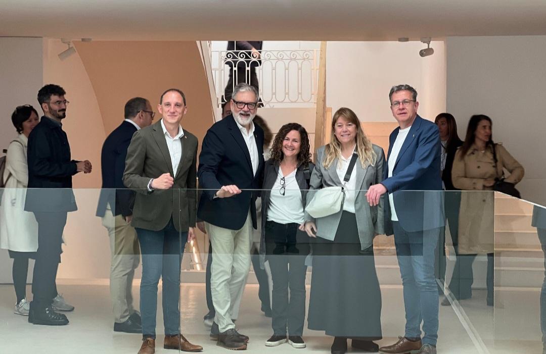 furadeponent's tweet photo. Para asistir a la inauguración de un museo como el #Morera, tendría que ser obligatorio ir con los #zapatos limpios. 
Los bolsillos se van llenado por si mismo. #NissagaDePoder. https://t.co/5WIpBUnxpT
