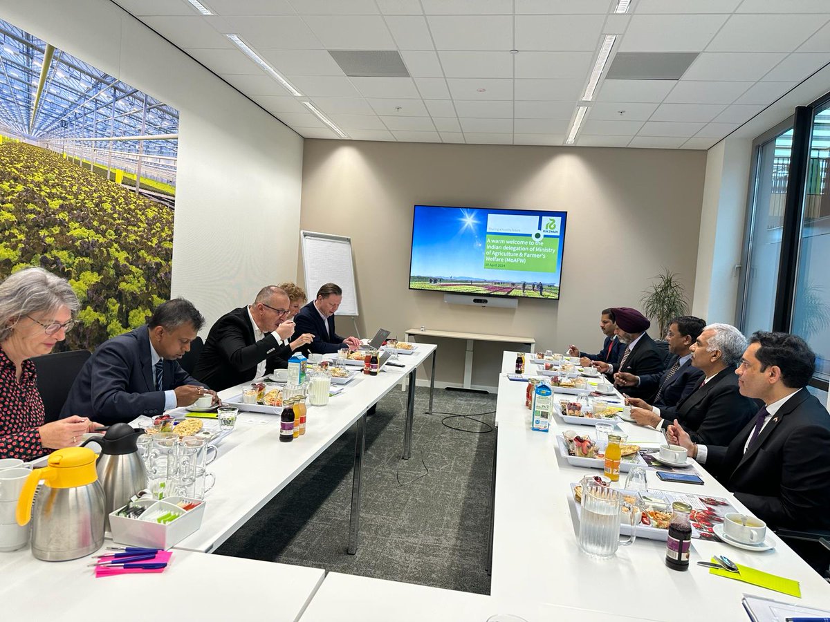 .@SecyAgriGoI Mr. Manoj Ahuja visited @RijkZwaan in De Lier, toured their seed research centre & discussed Rijk Zwaan’s impressive work in breeding high-quality vegetable seed varieties, seed storage facilities & R&D and capacity building activities in India @MEAIndia @AgriGoI