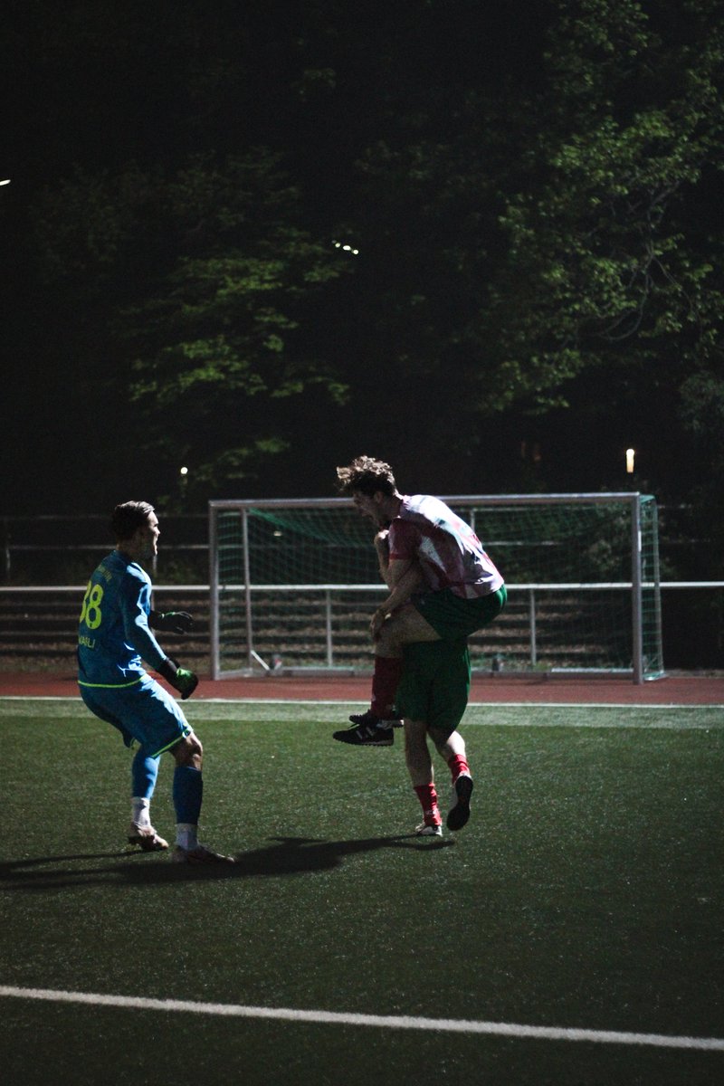 Here is what a 94th minute equaliser looks like. And yes, that is the goalkeeper celebrating with them.

TSV Rudow - Füchse Berlin 1-1

#groundhoppingberlin