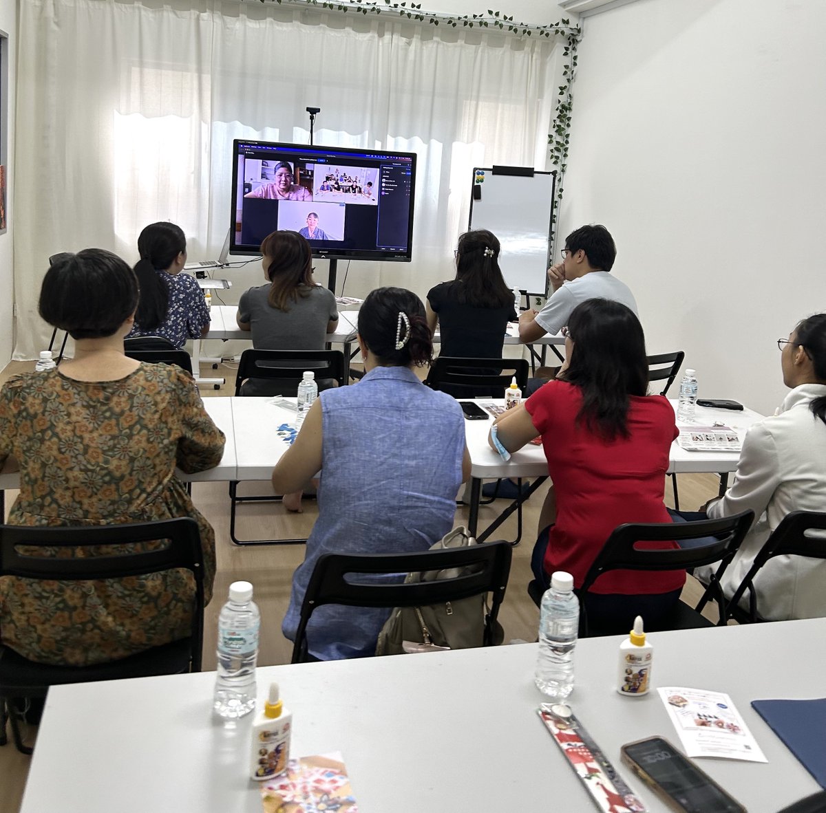 OtaTomoko2's tweet photo. シンガポール向けワークショップ大成功🎉
英語でやるのは初なのですごい練習した
つまみ細工と注染の歴史をスライドを使って
２０分ほどしゃべる事もやり遂げました

７月はいよいよ現地シンガポールです
昨日と同じワークショップを
今月２３日にもやります
その時はシンガポールのメディアもくるそう https://t.co/GqvoXAJjES