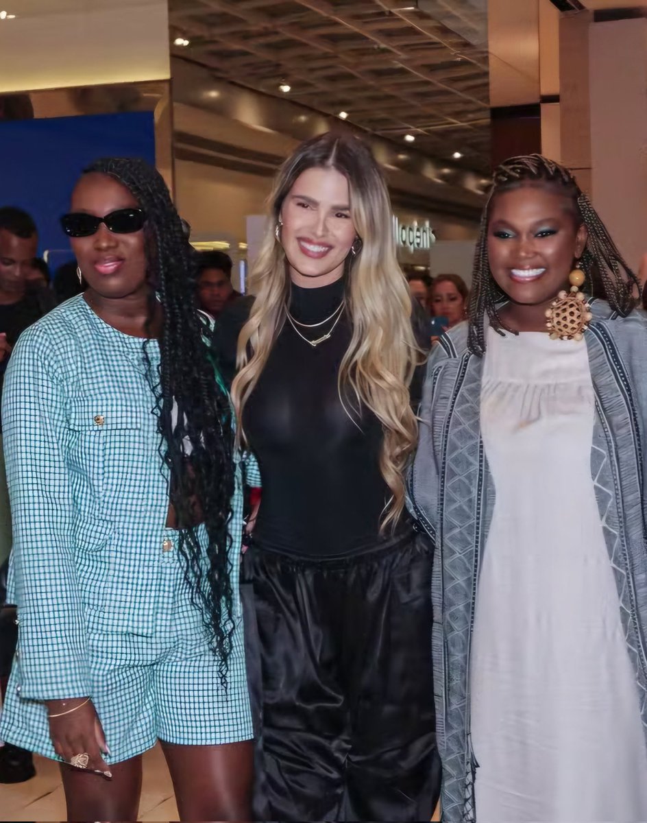 glowsangel's tweet photo. Um tapa na cara dos haters que diziam que a Yasmin não ia querer a amizade delas aqui fora, que não ia procurar, que não ia convidar pros eventos dela. Olhaaaaaa aí!
 Isso se chama amizade verdadeira! Coisa que muitos contos de fadas não tem!
YASMIN BRUNET NO SPFW https://t.co/IbeCI5ZZfJ