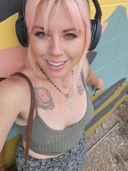 What are you listening to today?  I need some new music to listen to... https://t.co/enUxHaCqvU