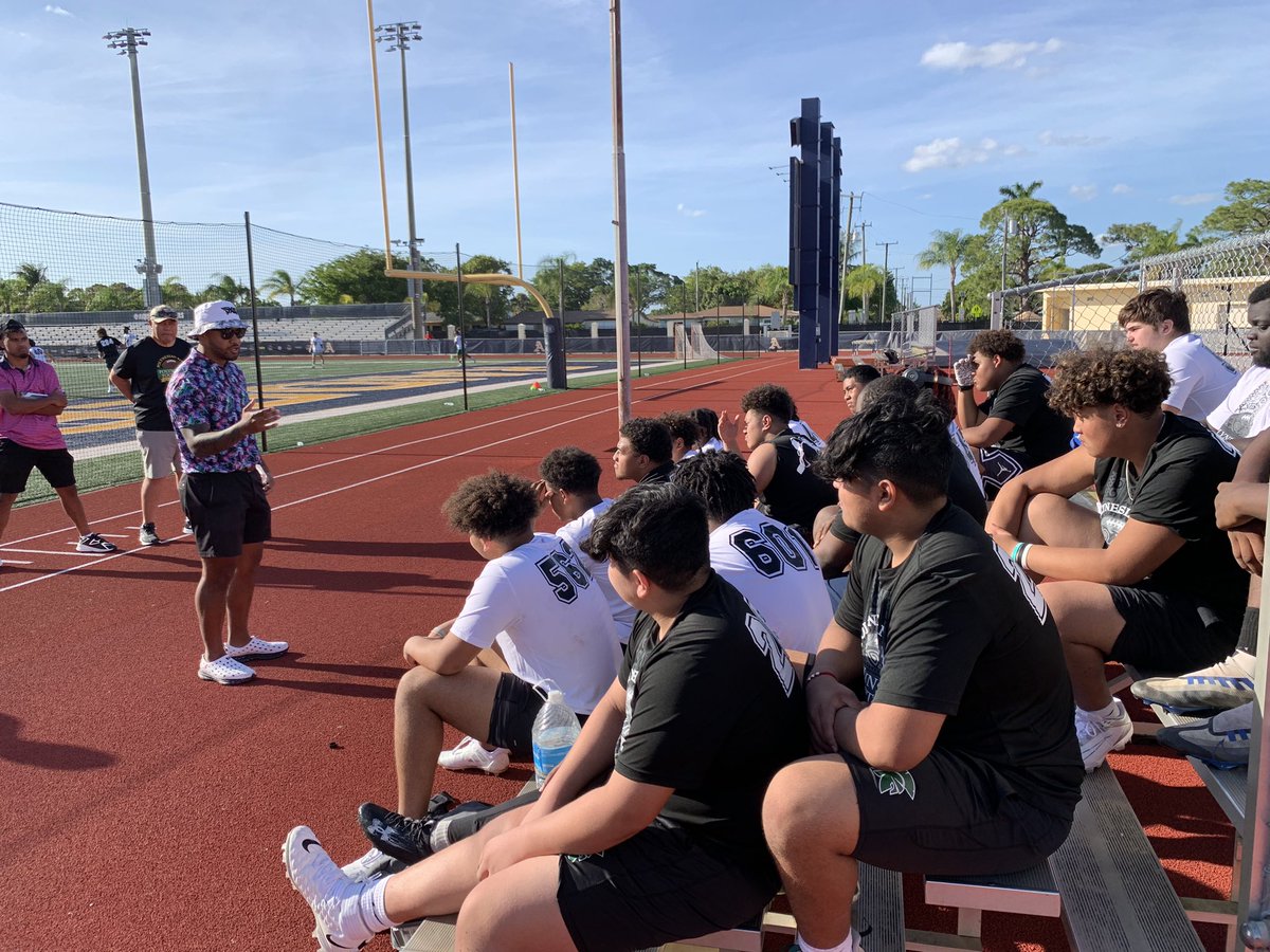 Mahalo @Tua and @tauliaa12 for spreading wisdom about the path to success to our combine athletes today! #polynesianpride🌴 🤙🏽