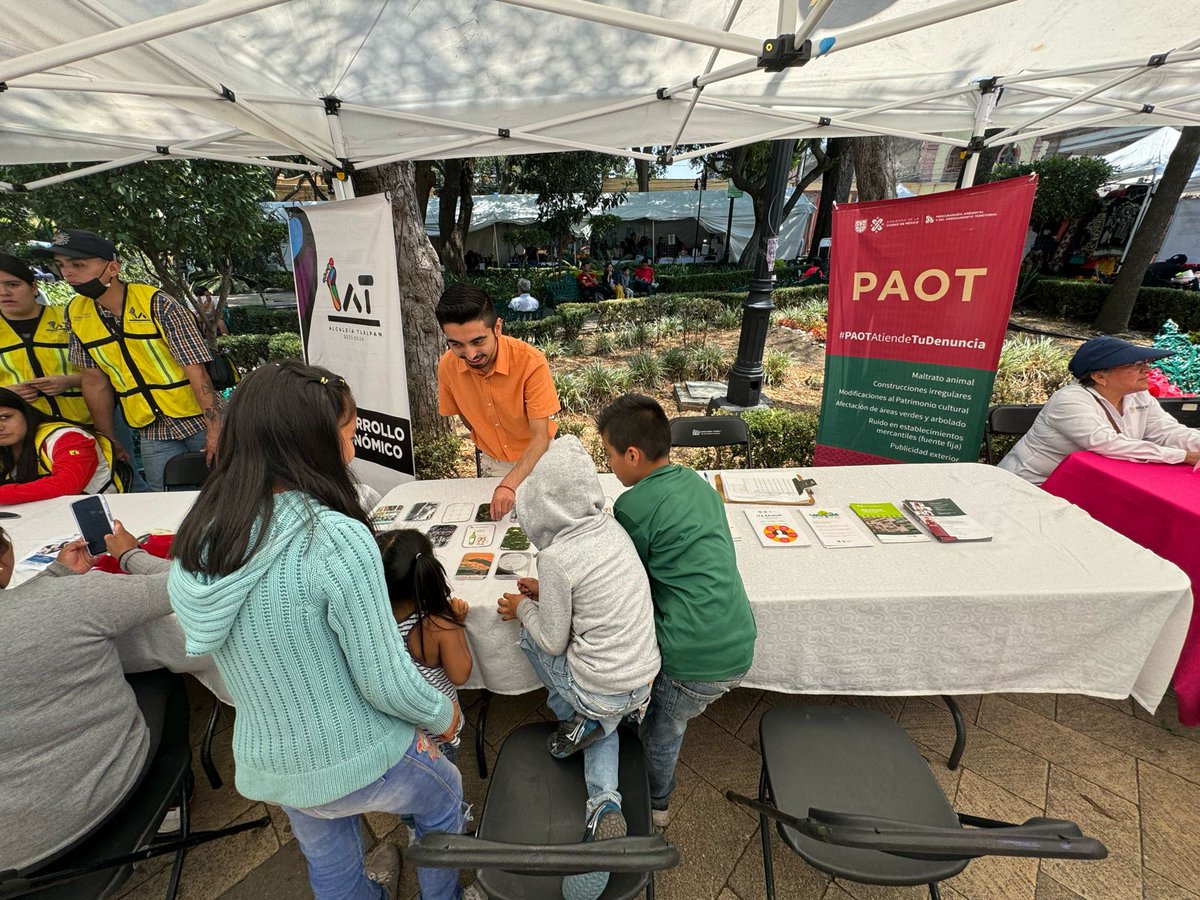 Personal PAOT participó en la Feria del Día del Emprendedor que organizó @TlalpanAl para brindar orientaciones sobre sus #DerechosUrbanoAmbientales 🌳🧱🐶📢 a los asistentes.