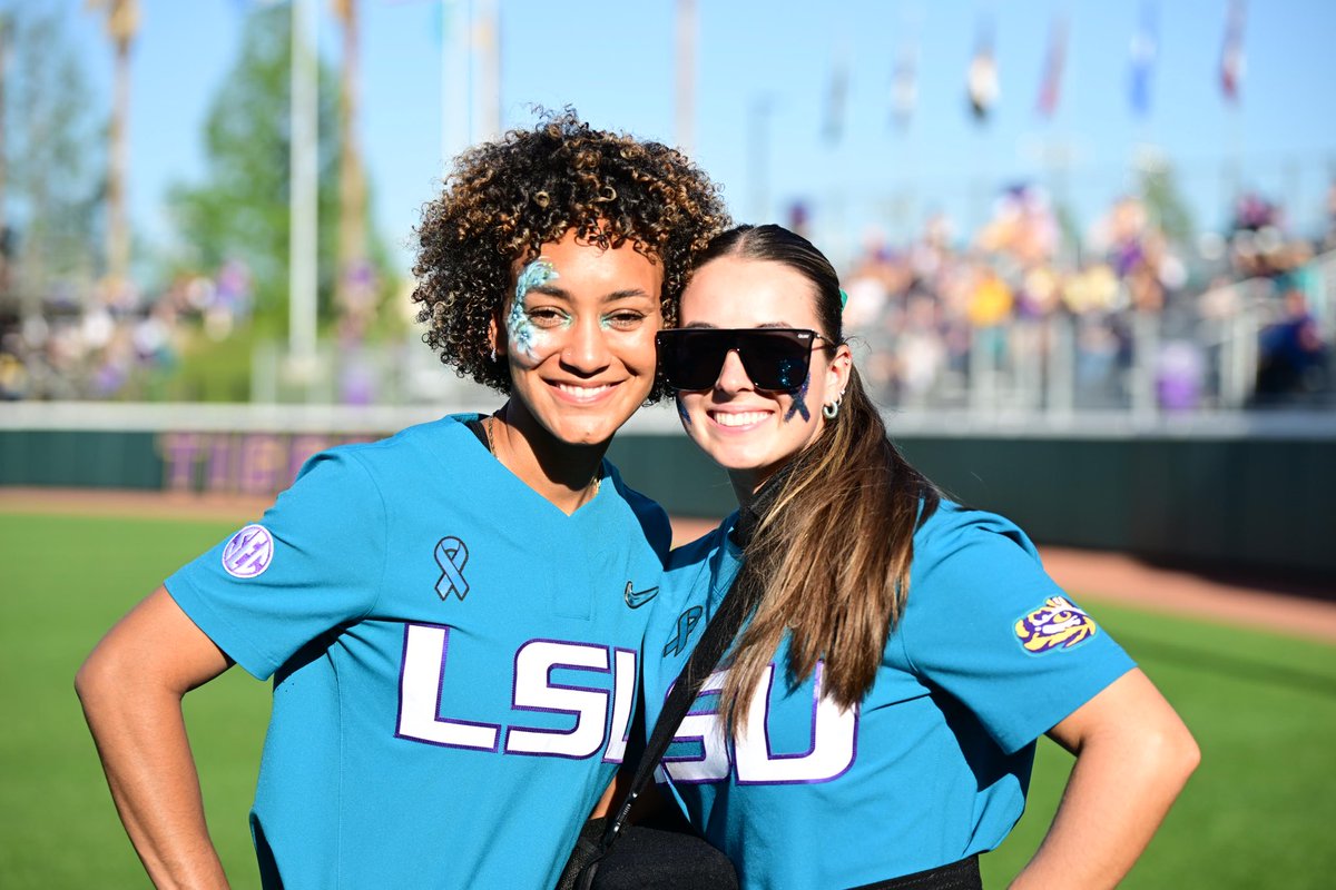 LSUsoftball's tweet image. No One Fights Alone!

#DealUsIn | #AllForAlex