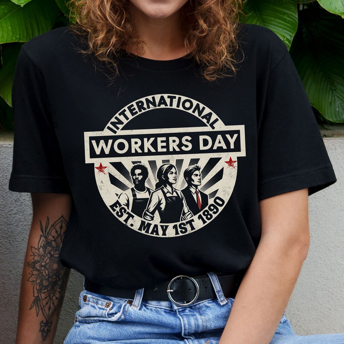 🌟 Get our International Workers Day design on the shirt front NOW at voxalterna.etsy.com/listing/170018…. 🔥 Our ‘INTERNATIONAL WORKERS DAY’ T-shirt features a powerful graphic on the back, symbolizing solidarity and empowerment for workers everywhere. 💼💪#InternationalWorkersDay