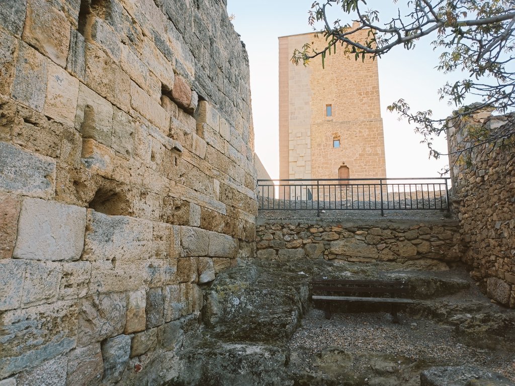 Cuatro barrios históricos tiene Ágreda, cuatro recintos amurallados los guardaban. Nos adentramos en el barrio árabe por la puerta de Felipe II y vemos su antigua muralla, su arco califal y el Torreón bereber de La Muela. #AgredaMoncayoMagico cada vez nos sorprende más 😍