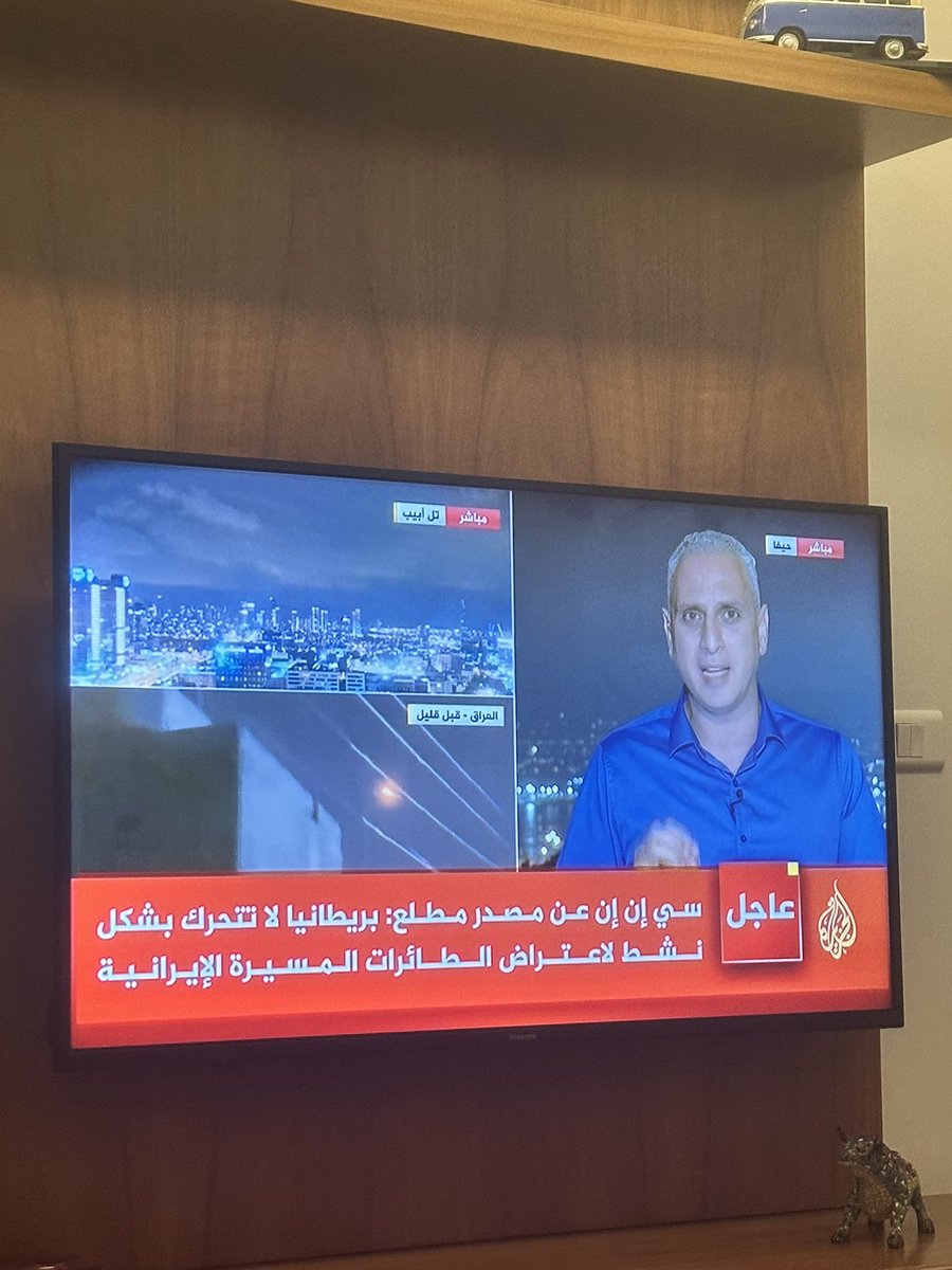 KaramRachel's tweet photo. وجهة نظري فقط لا غير، وقد أُخطىء 🤷🏼‍♀️ ولكن هذه وجهة نظري… 
الصورة الثالثة والاخيرة هي اكبر تأكيد، ان ما حصل هو ردّ ومن هلق ورايحين القواعد تغيرت!
ملاحظة: هذا قصف تاريخي لم يحصل بتاريخ ايران واسرائيل.

 #لا_حرب #وجهة_نظري_فقط_لا _غير
#ايران #الرد_الايراني https://t.co/URE8VJGpsy