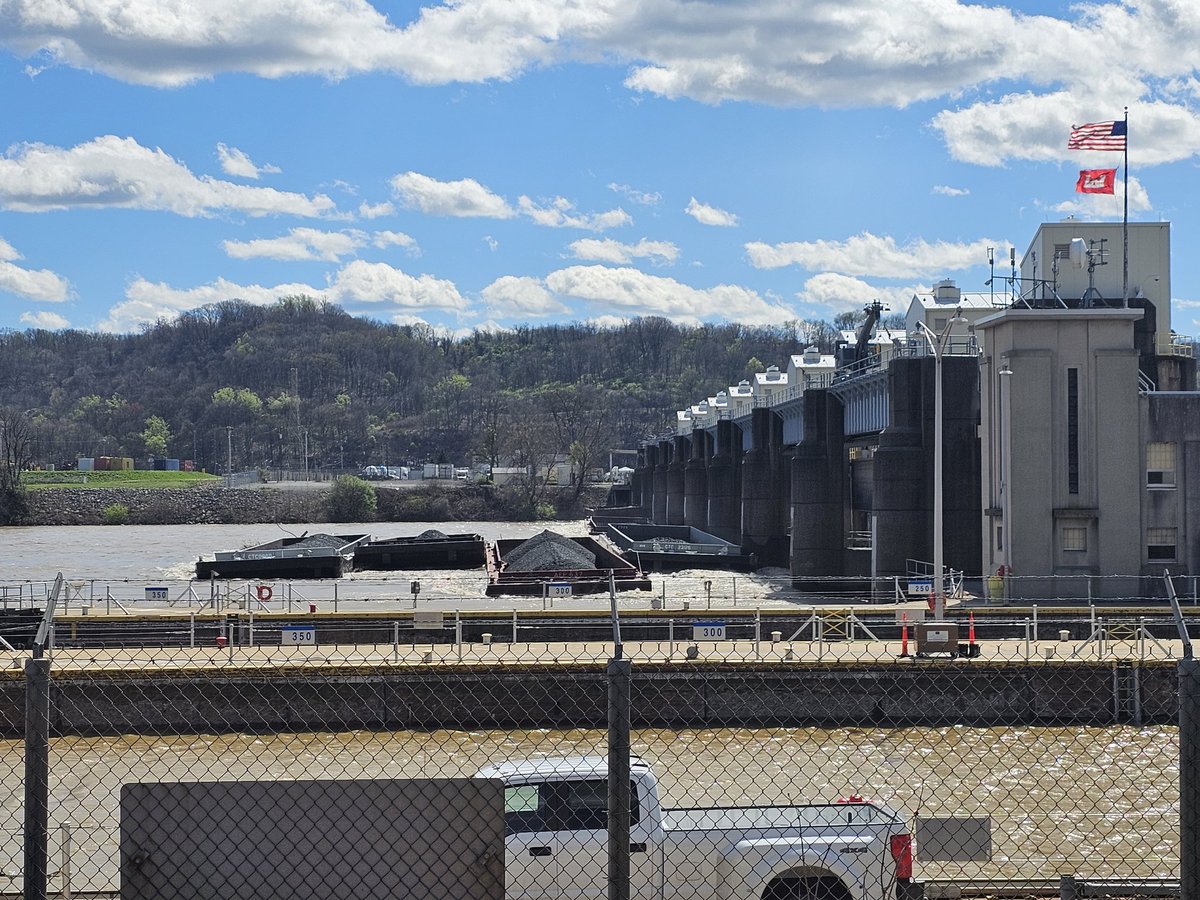 SaxMan4L's tweet photo. @nytimes This was today at 3 PM at the Emsworth Lock and Dam on the Ohio River.  Multiple barges jammed against the dam https://t.co/nlWwsdgLuh