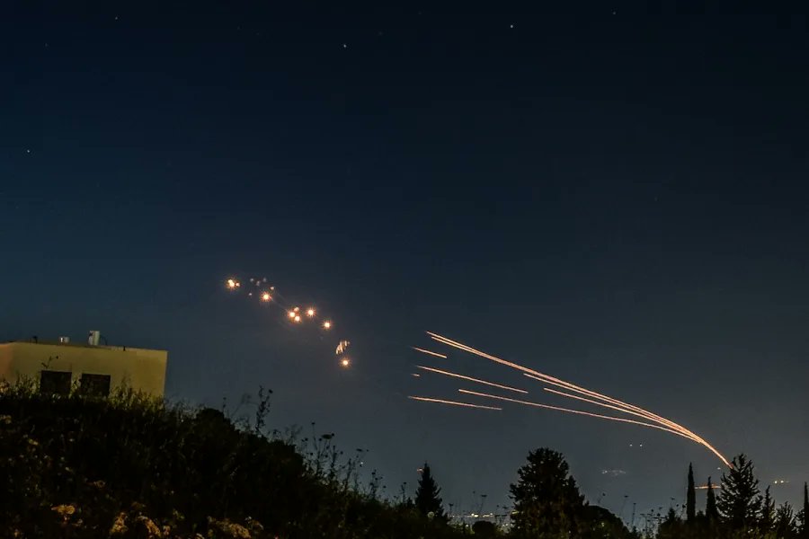 AhmadBhai_'s tweet photo. 🚨🇺🇸🇮🇱IRAN LAUNCHES WORLDS LARGEST DRONE ATTACK AGAINST ISRAEL

CNN: "This is the largest UAV attack in world history." #Iran #wwr3 https://t.co/6glvR4Zv9y