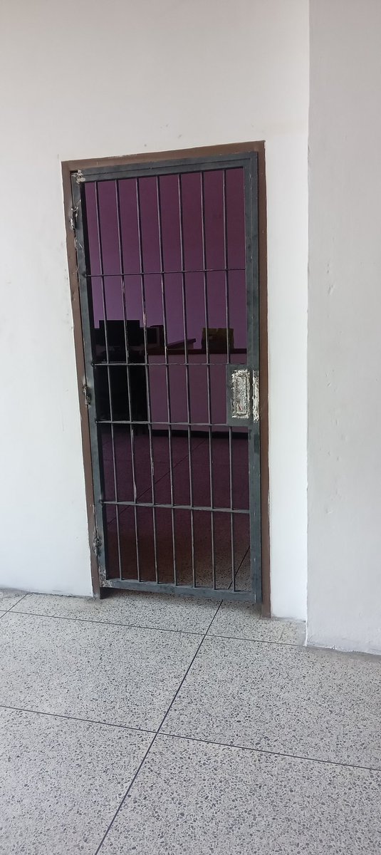 Es nuestro Pdte. <a href="/NicolasMaduro/">Nicolás Maduro</a> quien hace posible el sueño Ciudad Universitaria de #Peña  en #Yaracuy son sus soldados <a href="/JLEONYARA/">JULIO LEÓN</a> @JuanParadaYari <a href="/sandraoblitasr/">Sandra Oblitas Ruzza</a> garantes de que esto ocurra, son los trabajadores de <a href="/ServiciosUney/">Servicios generales uney</a> quienes lo hacen con  compromiso! <a href="/PrensaUney/">Prensa UNEY</a>