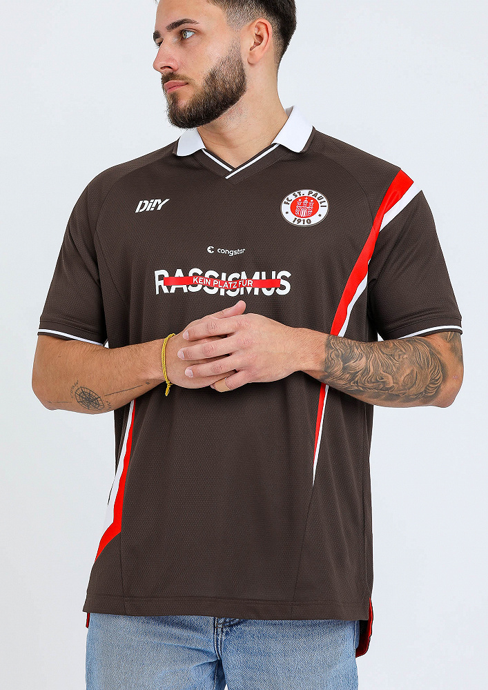 footballshirt's tweet photo. Fußball-Club St Pauli, who are currently in the title running in Germany’s 2. Bundesliga, have unveiled this new “KPFR” anti-racism shirt.
Read more: https://t.co/YifgtMThgN
#FCStPauli #fcsp #DIIY #fcspksc #footballshirt #soccerjersey #footballkit #fussball #newkits https://t.co/LkzkVH0eyJ