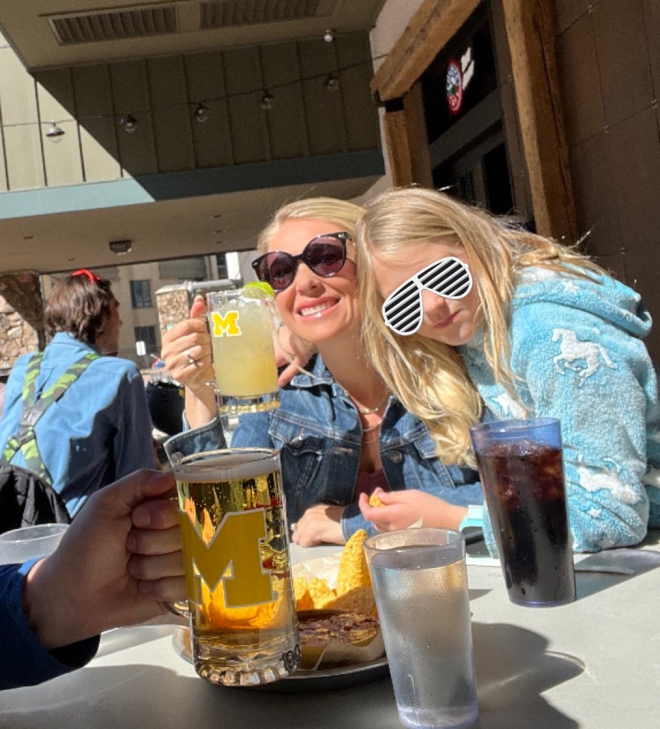 50 degrees and sunny for closing weekend at Beaver Creek 😎 Representing with our mugs 🍻 Go Blue!