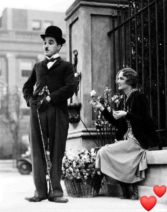 Un hermoso poema de Charles Chaplin: '¡VIVE!' Ya perdoné errores casi imperdonables. Trate de sustituir personas insustituibles, de olvidar personas inolvidables. Ya hice cosas por impulso. Ya me decepcioné con algunas personas, más también yo decepcioné a alguien. Ya abracé para