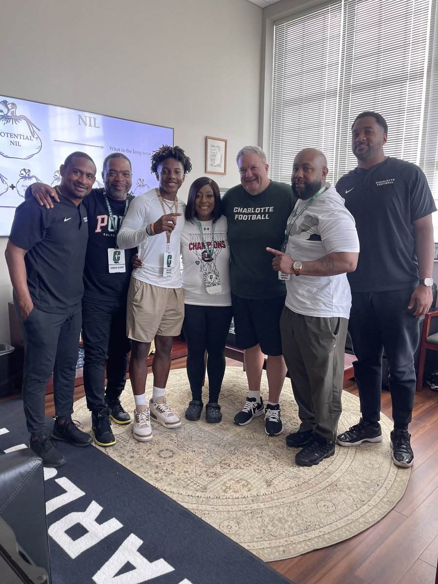 iam_bb4's tweet photo. #AGTG Highly Blessed and favored to receive my first D1 offer from UNC Charlotte ⛏️!! @CharlotteFTBL @BiffPoggi @drebly_32 @CoachDorsey7 @dhglover @CoachAGraham @CoachJacq @jcjohnson40 @CoachReed_ @DwightDobbins @MikeRoach247 @DemetricDWarren @RivalsFriedman @BrianDohn247 @on3 @Rivals @SWiltfong_