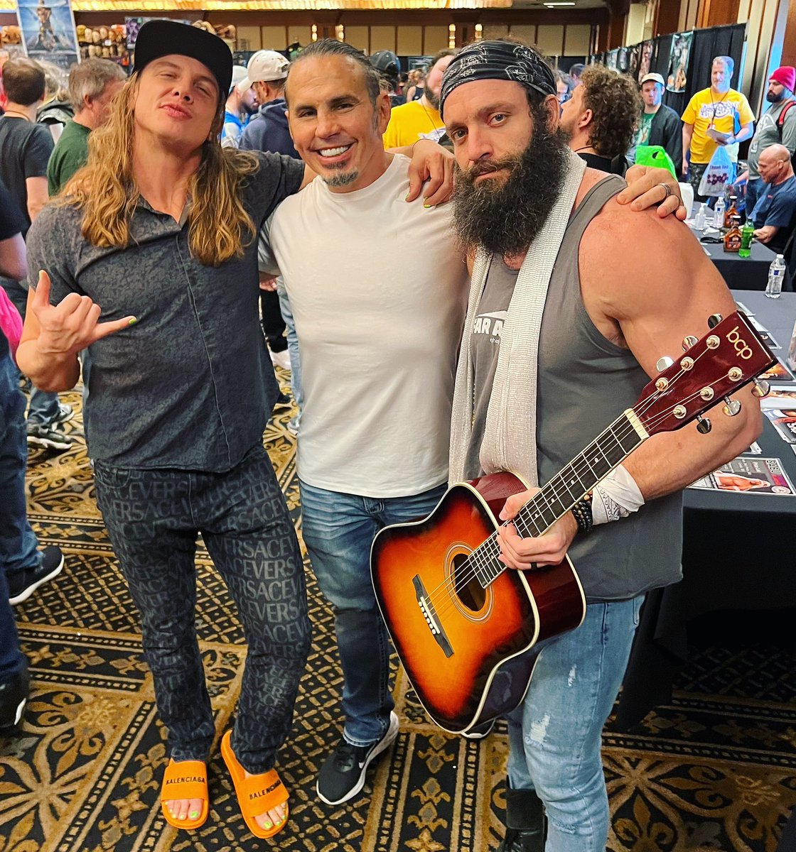 You never know who you’ll run into at the Cons.. Walk With Broken Bro? @SuperKingofBros