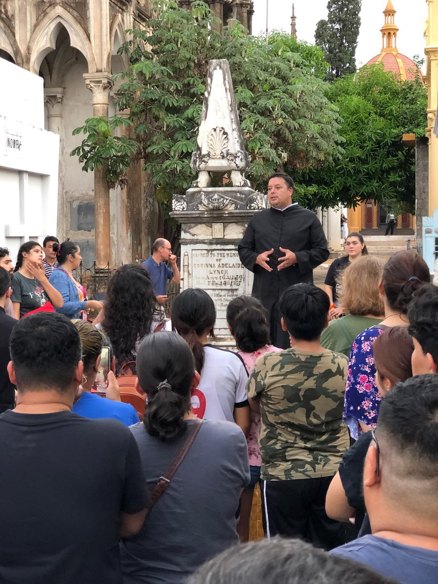 ¡Exitoso tour! 🪦 Hoy se realizó un recorrido por el cementerio más emblemático de Asunción. Los participantes conocieron su historia y la de los personajes históricos, cuyos restos descansan allí.