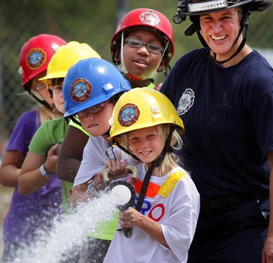 Lori Kneebone-Karst had no idea women could be career firefighters— until she met a woman already doing it. She set out to be visible ever since. Kneebone-Karst retired from MFD last month. Read her career highlights on the #MFDBlog: cityofmadison.com/fire/blog/2024…