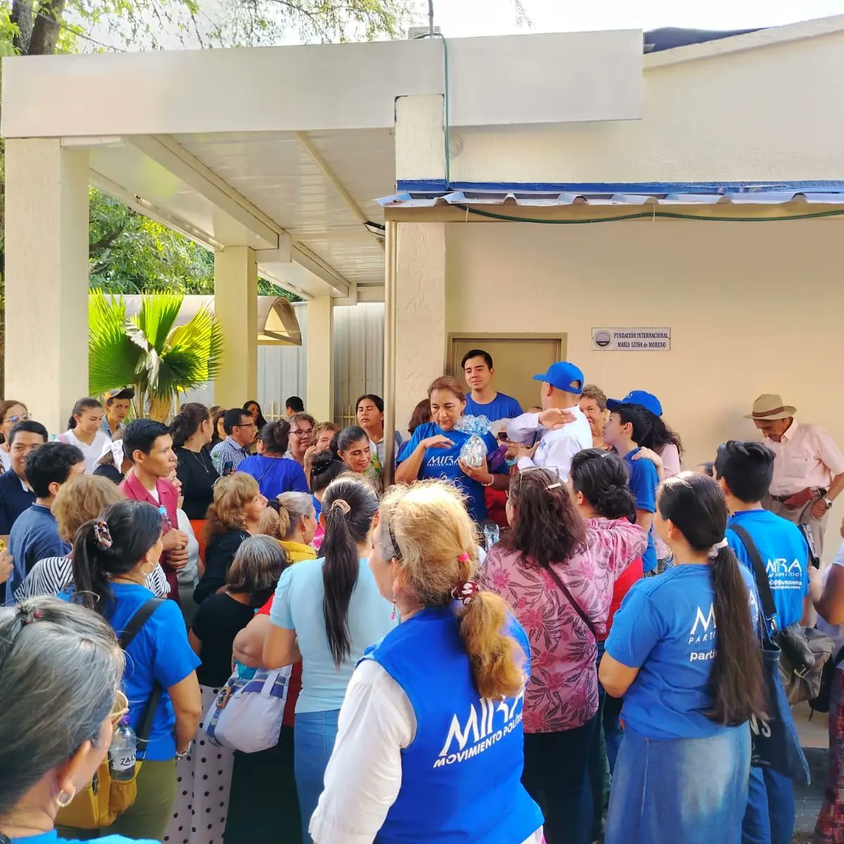 Grata visita de nuestra senadora <a href="/AnaPaolaAgudelo/">AnaPaolaAgudelo</a> del partido político MIRA, reunida con los líderes Miraistas del territorio Huilense, en donde se dialogo importantes temas de interés, orgullosos de nuestra representante