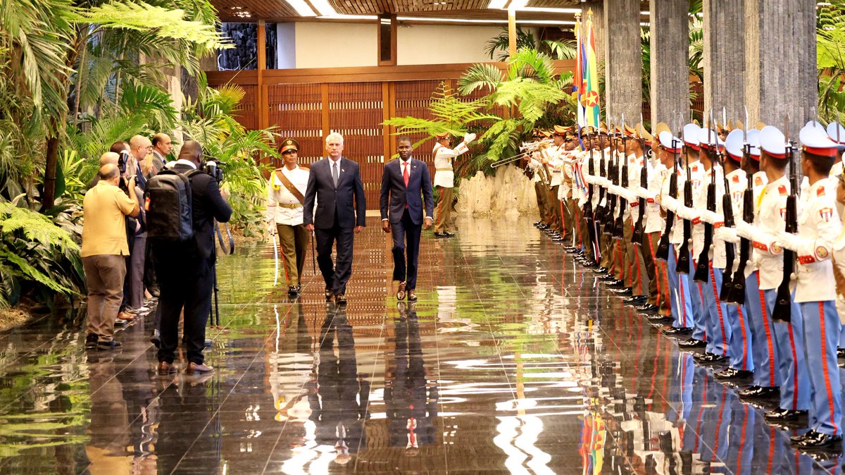 🇨🇺🤝🇬🇩| El presidente de la República de #Cuba, @DiazCanelB, recibe en el Palacio de la Revolución al Primer Ministro de #Granada, Dickon Mitchell, quien realiza una visita oficial a nuestro país.