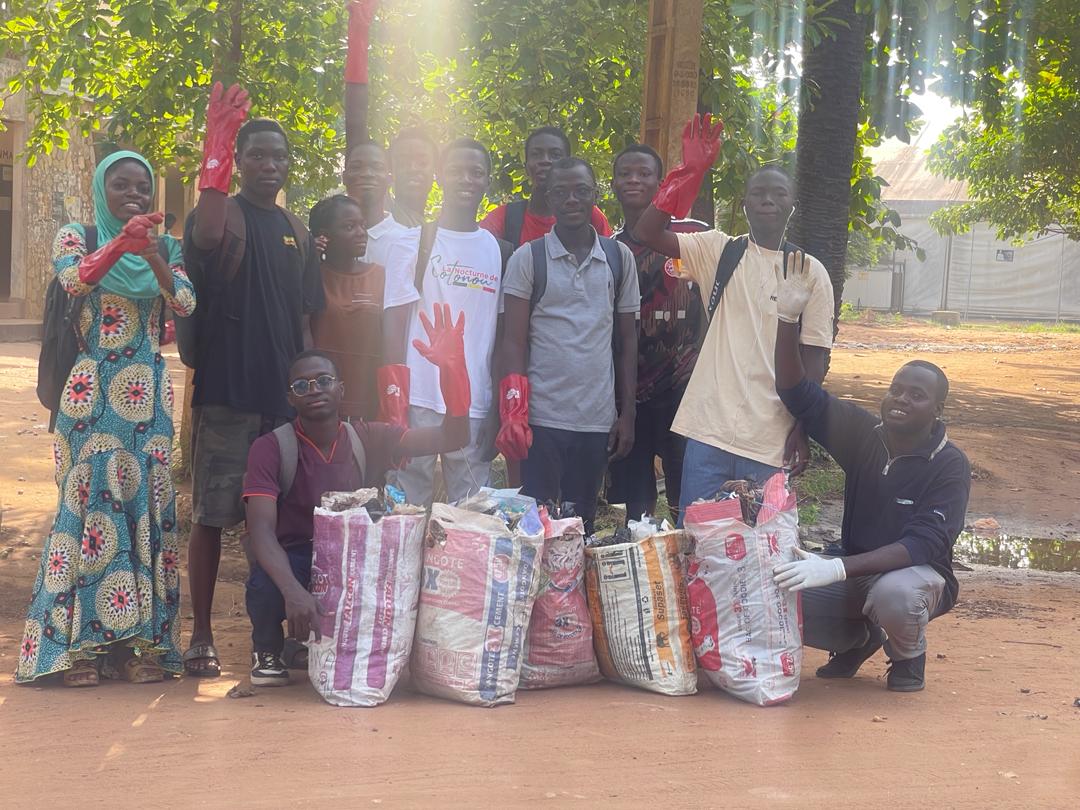 Samedi 06 Avril passé, nous avons réalisé une journée de salubrité avec Jve Campus Uac  Avec la participation de <a href="/charaf_yarou/">YAROU charaf</a>
Un bilan alarmant après cette activité sur l'université d'Abomey Calavi... 
La préservation de notre environnement c'est notre affaire !
@fffuture_