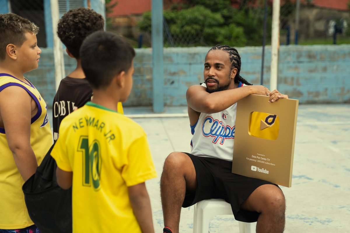 “Cê não sabe o que é acordar com a responsa que pros menor daqui eu sou espelho” Chegou a Dourada de 1M 🥹🙏🏾. Nada mais justo que voltar a quadrinha pra registrar esse momento.