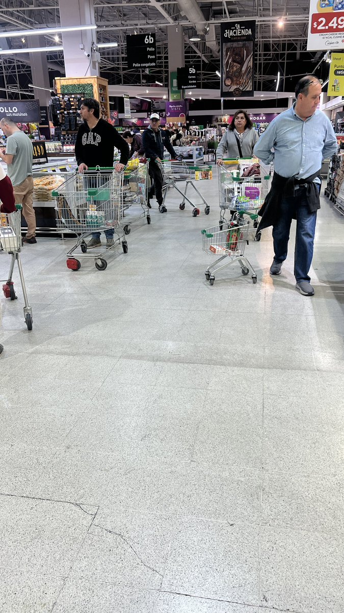 reinavampiraa's tweet photo. en el jumbo hay carros para niños? te odio horst paulmann genio de los negocios https://t.co/j3frXZDUY0