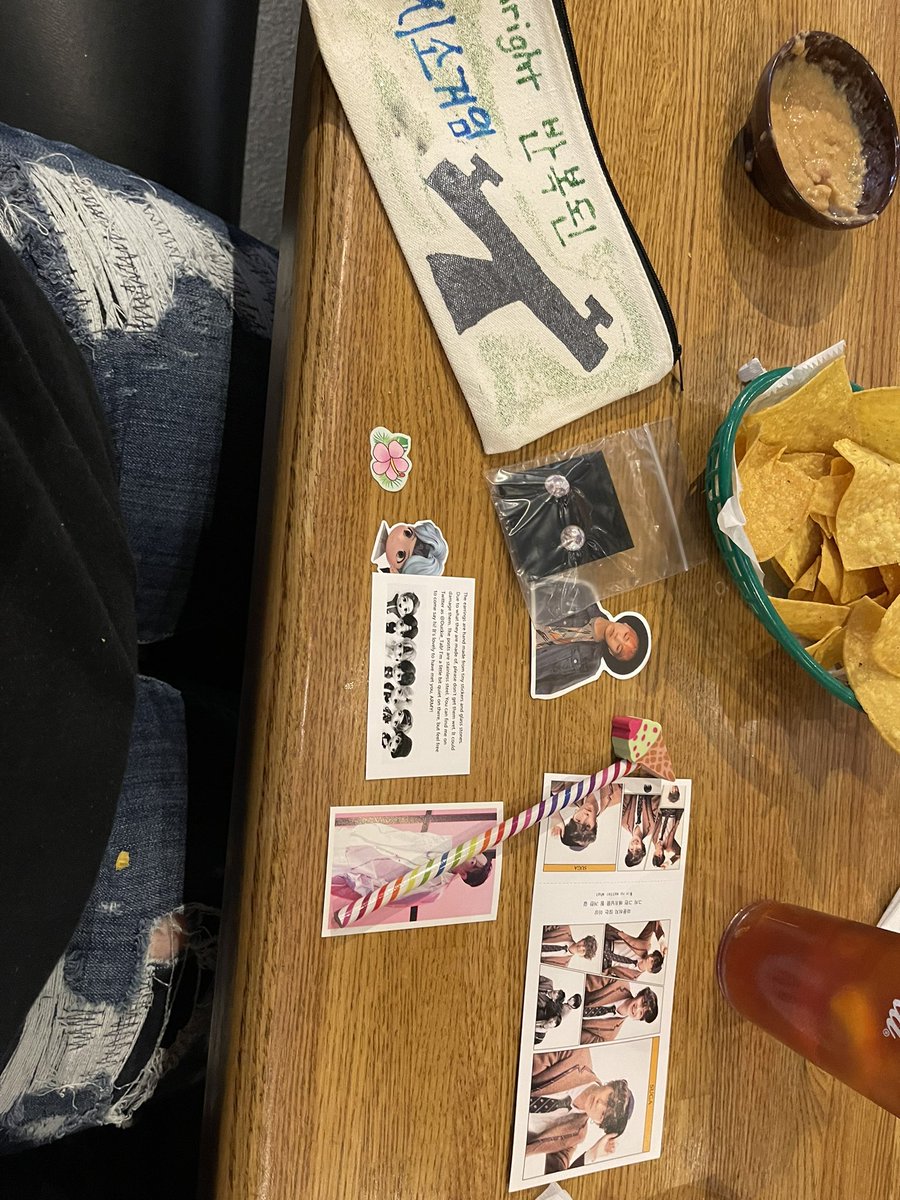 Mishowlatmoon's tweet photo. @Duckie_Tab thank you so much ARMY for the goodie bags today. We loved them! It was so much fun being with fellow ARMY in Asheville NC watching #sugathemovie #SUGA_AgustD_TOUR this afternoon. 💜🫶🫰#BTSARMY #BTSSUGA https://t.co/0xq6UfqaRo