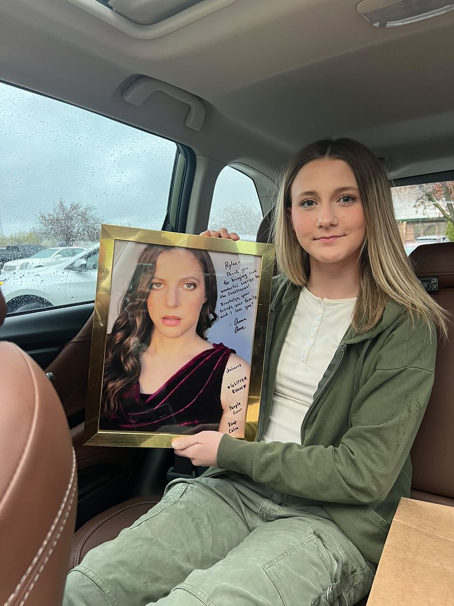What a wonderful picture of Rylee @Rylee_0411 enjoying her new gift from @brxxkelyn! Thanks so much Rylee for being a great addition to the live performances and bringing your wonderful energy. Purchase your autographed portrait here: annaawe.com/product/982151