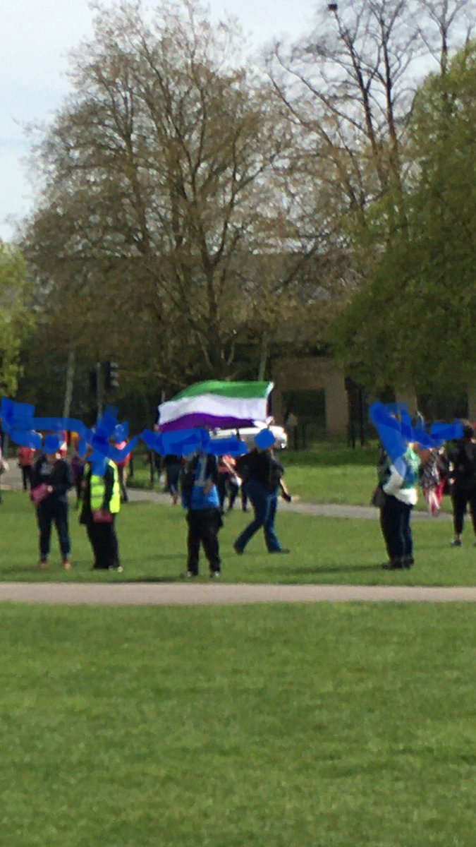 This weekend, I picketed an event run by fascist enabler Posie Parker! It was pretty embarrassing to watch, to be honest; barely anybody came (@markrwilliamson thinks we had double the people) and one lady spent the afternoon with the suffragette flag the wrong way up 🤣🤣🤣