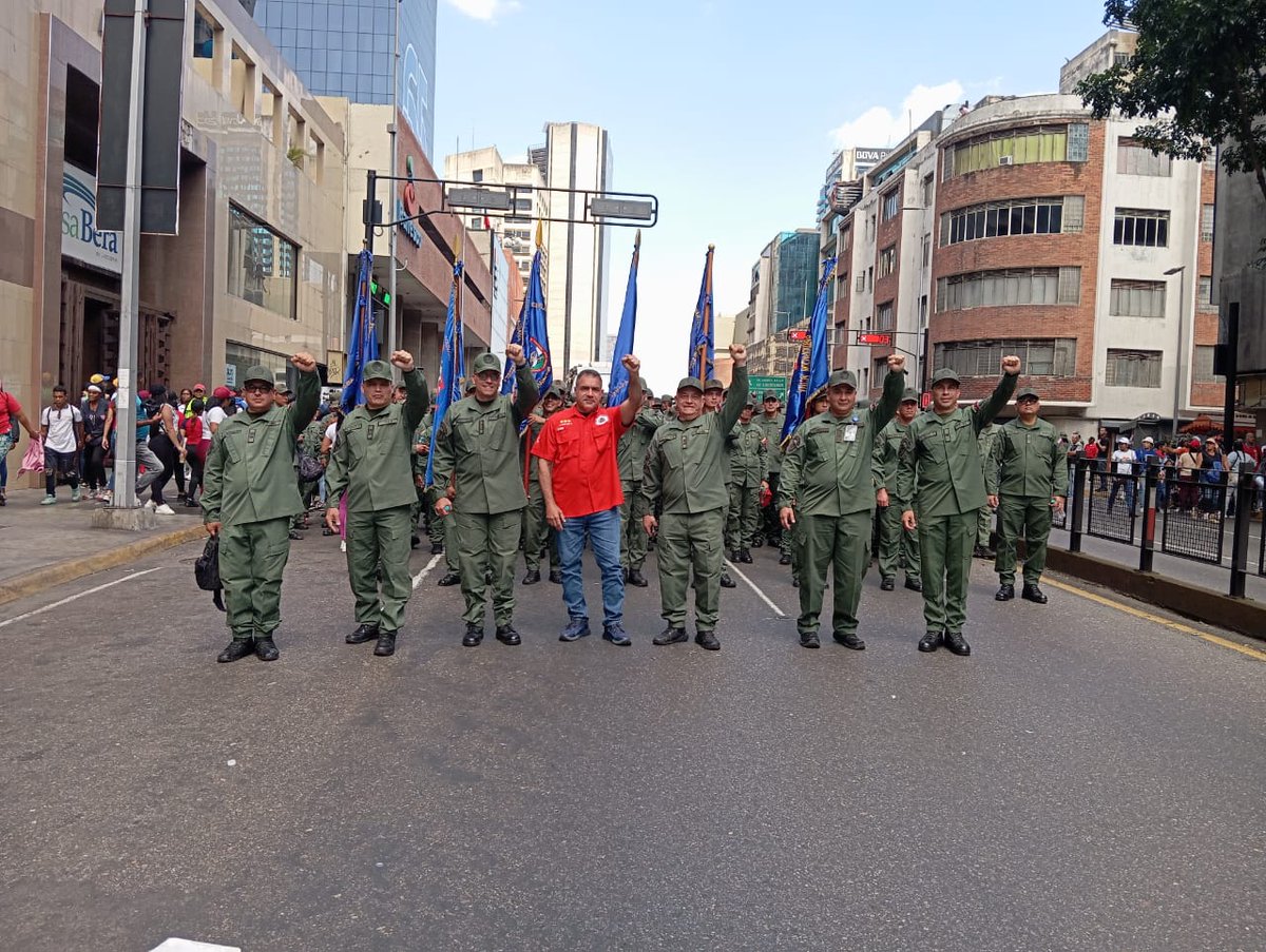 secomjem's tweet photo. #HOY| Los integrantes de la @ArmadaFANBVzla marcharon junto al pueblo en conmemoración del Día de la Dignidad Nacional, destacando la labor de la @Milicia_B1 y la unión cívico militar ideada por el Cmdt Hugo Chávez, ratificando la lealtad con el CJ @NicolasMaduro
#Todo11TieneSu13 https://t.co/Vi39NzPFvy
