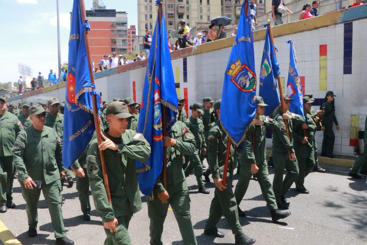 secomjem's tweet photo. #HOY| Los integrantes de la @ArmadaFANBVzla marcharon junto al pueblo en conmemoración del Día de la Dignidad Nacional, destacando la labor de la @Milicia_B1 y la unión cívico militar ideada por el Cmdt Hugo Chávez, ratificando la lealtad con el CJ @NicolasMaduro
#Todo11TieneSu13 https://t.co/Vi39NzPFvy