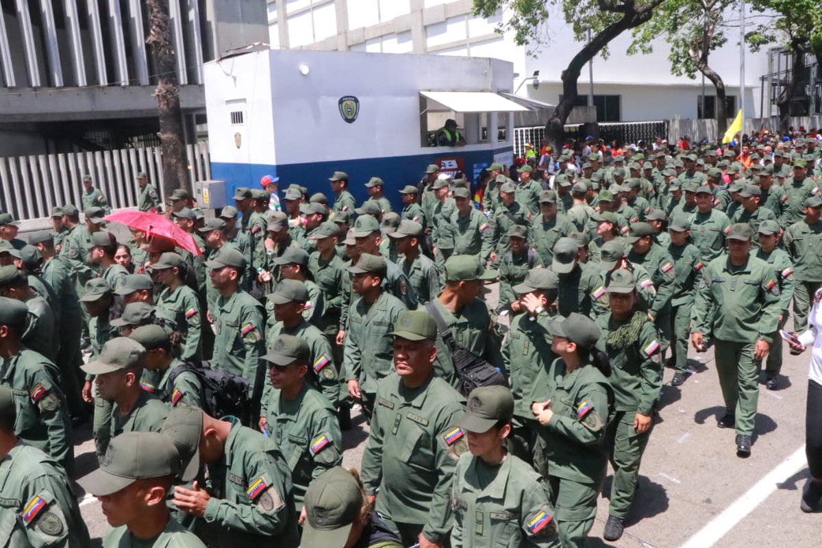 secomjem's tweet photo. #HOY| Los integrantes de la @ArmadaFANBVzla marcharon junto al pueblo en conmemoración del Día de la Dignidad Nacional, destacando la labor de la @Milicia_B1 y la unión cívico militar ideada por el Cmdt Hugo Chávez, ratificando la lealtad con el CJ @NicolasMaduro
#Todo11TieneSu13 https://t.co/Vi39NzPFvy