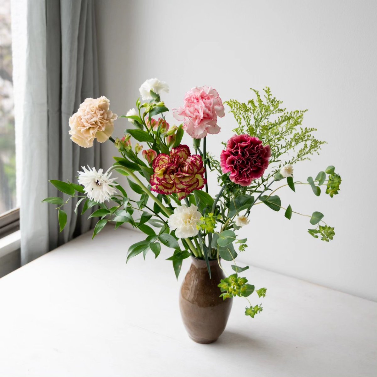 lifftflower's tweet photo. LIFFT定期便スタンダード4月号の発送開始してます💐4月号の主役は千葉県南房総市で健やかに育った鈴木浩仁さんより届いた「カーネーション」です✨
こだわりの栽培方法で育った鈴木さんのカーネーションはハリや艶があり目を惹かれます🌼お手元に届いたカーネーションをじっくり観察してみてください😊 https://t.co/97xAD95a1I