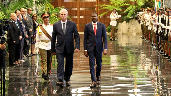 El presidente de la República de #Cuba, Miguel Díaz-Canel Bermúdez recibe en el Palacio de la Revolución al Primer Ministro de #Granada, Dickon Mitchell, quien realiza una visita oficial a nuestro país. #CubaPorLaVida #CubaCoopera