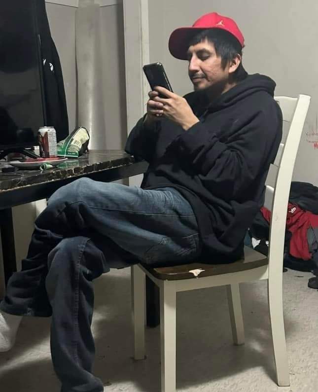 FredoInDaCut995's tweet photo. Me calling everyone as soon as the alcohol hits https://t.co/qXvOlTc0aq