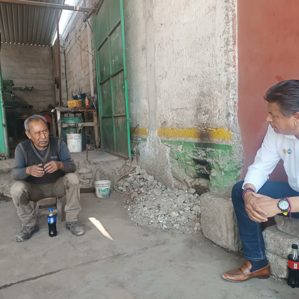 JulianRendonPue's tweet photo. Hoy estuve en Santa María Xonacatepec conociendo a los habitantes y escuchando sus necesidades.
¡VAMOS A GANAR! 💛💙❤️
#PonteChingónYVotaPorJuliánRendón
#DistritoFederal6
#Puebla #santamariaxonacatepec https://t.co/ZCYfPZEsq2