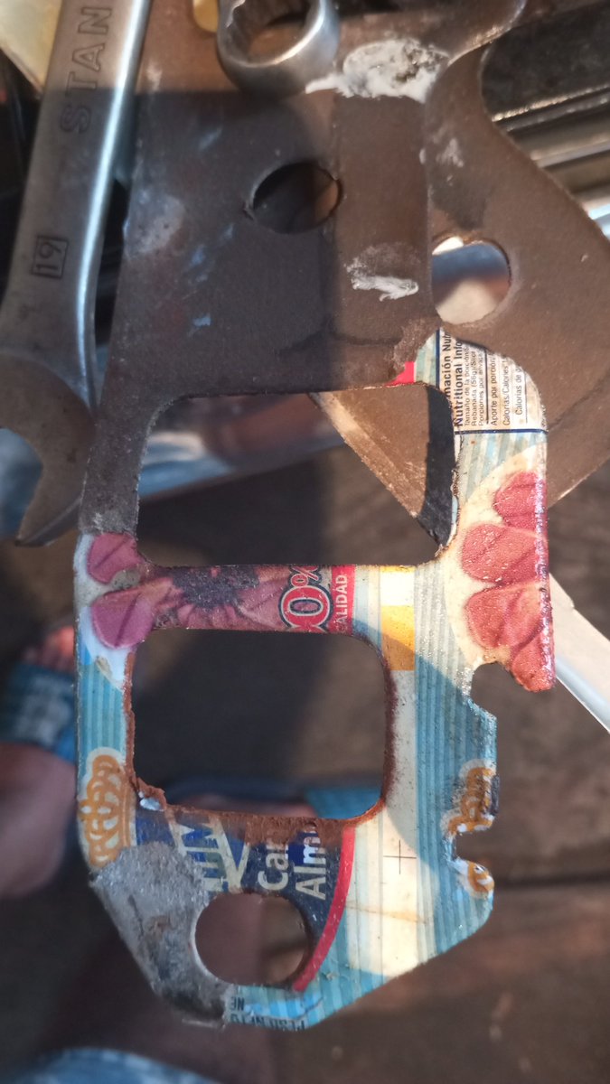 Ddjdiaz's tweet photo. Eso pasa cuando compras las empacaduras en una charcutería en vez de una venta de repuestos. Gracias calubrica punto fijo por vender repuestos de altísima calidad como estos. https://t.co/7dPkdxgG1p