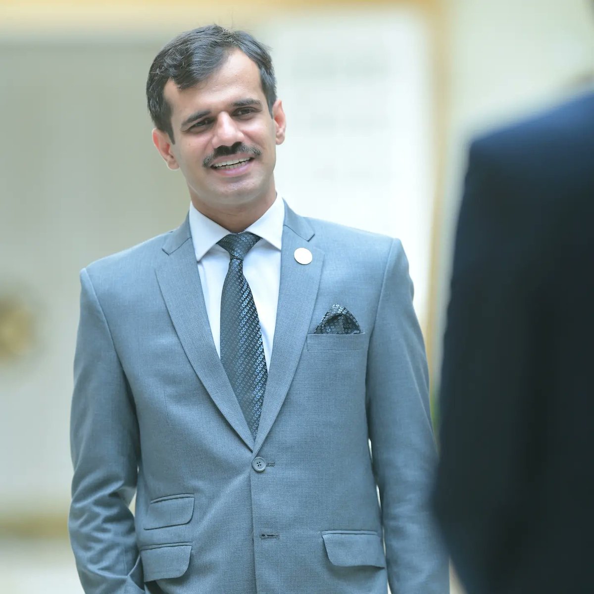 umerfaran's tweet image. ہر آئندہ دن کی تیاری ایسے کرو کہ شاید اسکے بعد کبھی جینے کا موقع نہ مل پائے گا. اپنا سب سے اچھا پہناوا کسی اہم موقع کیلئے سنبھال کر رکھنے کی بجائے آئندہ کل پہن لو اور اسے اہم دن بنا ڈالو. کیونکہ زندگی کی ڈور بہت نازک ہے، یہ جب ٹوٹنے پر آئے گی تو اس اہم موقع کے آنے کا انتظار نہ…