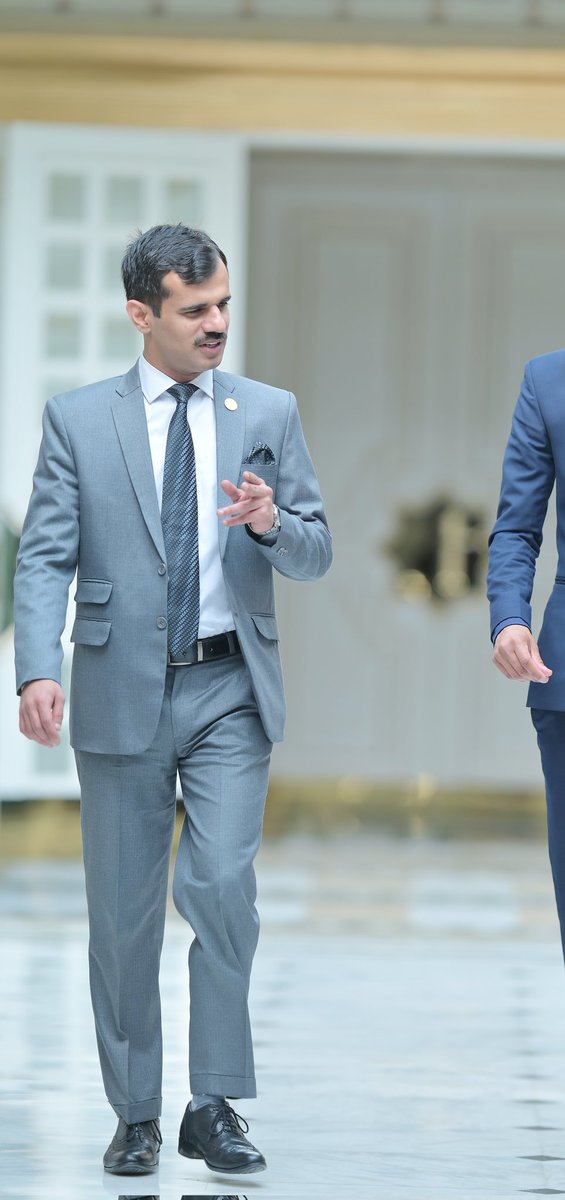 umerfaran's tweet image. ہر آئندہ دن کی تیاری ایسے کرو کہ شاید اسکے بعد کبھی جینے کا موقع نہ مل پائے گا. اپنا سب سے اچھا پہناوا کسی اہم موقع کیلئے سنبھال کر رکھنے کی بجائے آئندہ کل پہن لو اور اسے اہم دن بنا ڈالو. کیونکہ زندگی کی ڈور بہت نازک ہے، یہ جب ٹوٹنے پر آئے گی تو اس اہم موقع کے آنے کا انتظار نہ…