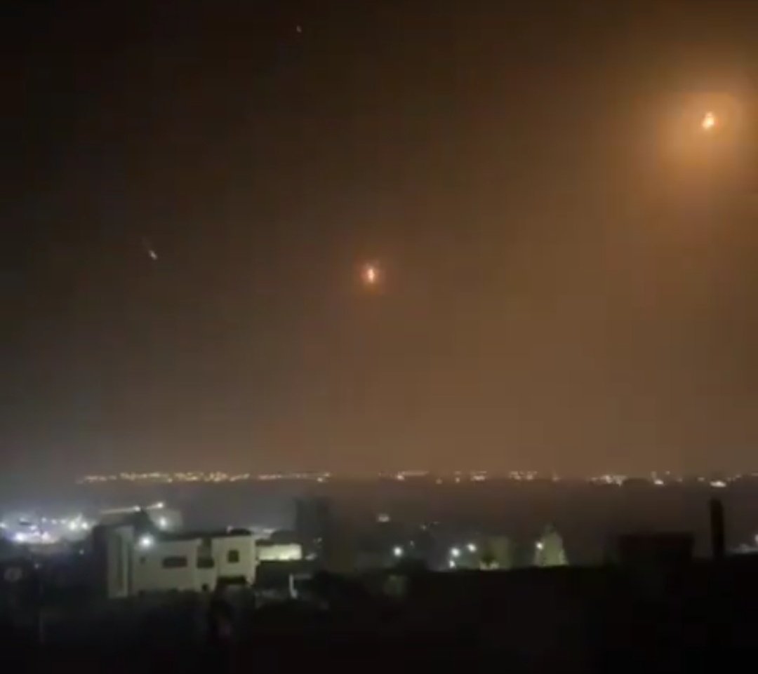 STONKS_IU's tweet photo. BIGE IRANIAN MISSILE HAS SUCCESSFULLY HIT ISRAEL ..!!

#Iran | #israel

https://t.co/90AIsb0Oek