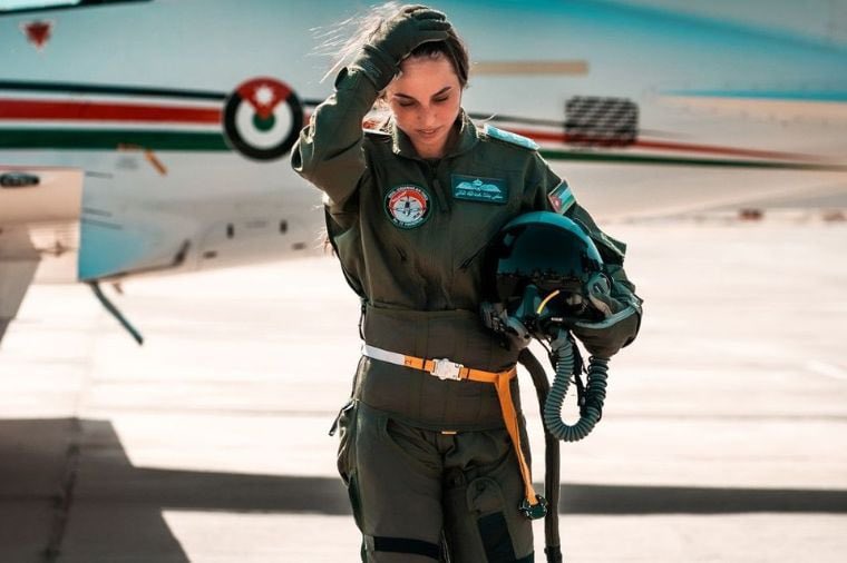 Mich würde es nicht wundern, wenn Prinzessin Salma of Jordanien 🇯🇴, die Tochter von König Abdullah II. bin al-Hussein, auch heute Nacht wieder in einem Kampfjet sitzt, und Israel 🇮🇱 gegen iranische 🇮🇷 Luftziele verteidigt. An dieser Stelle mein großer Respekt an diese Familie 🫡