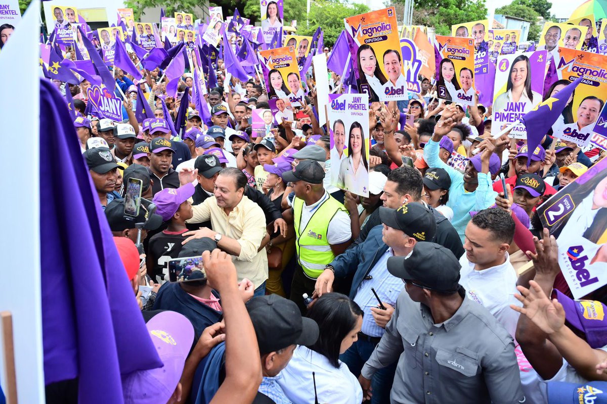 FFELIPEROMERO's tweet photo. @AbelMartinezD candidato Presidente del @PLDenlinea encabeza una multitudinaria manifestación de apoyo a su candidatura en Azua.
"Seguiremos avanzando indeteniblemente hasta la victoria del 19 de mayo" https://t.co/k11bQoXnp2