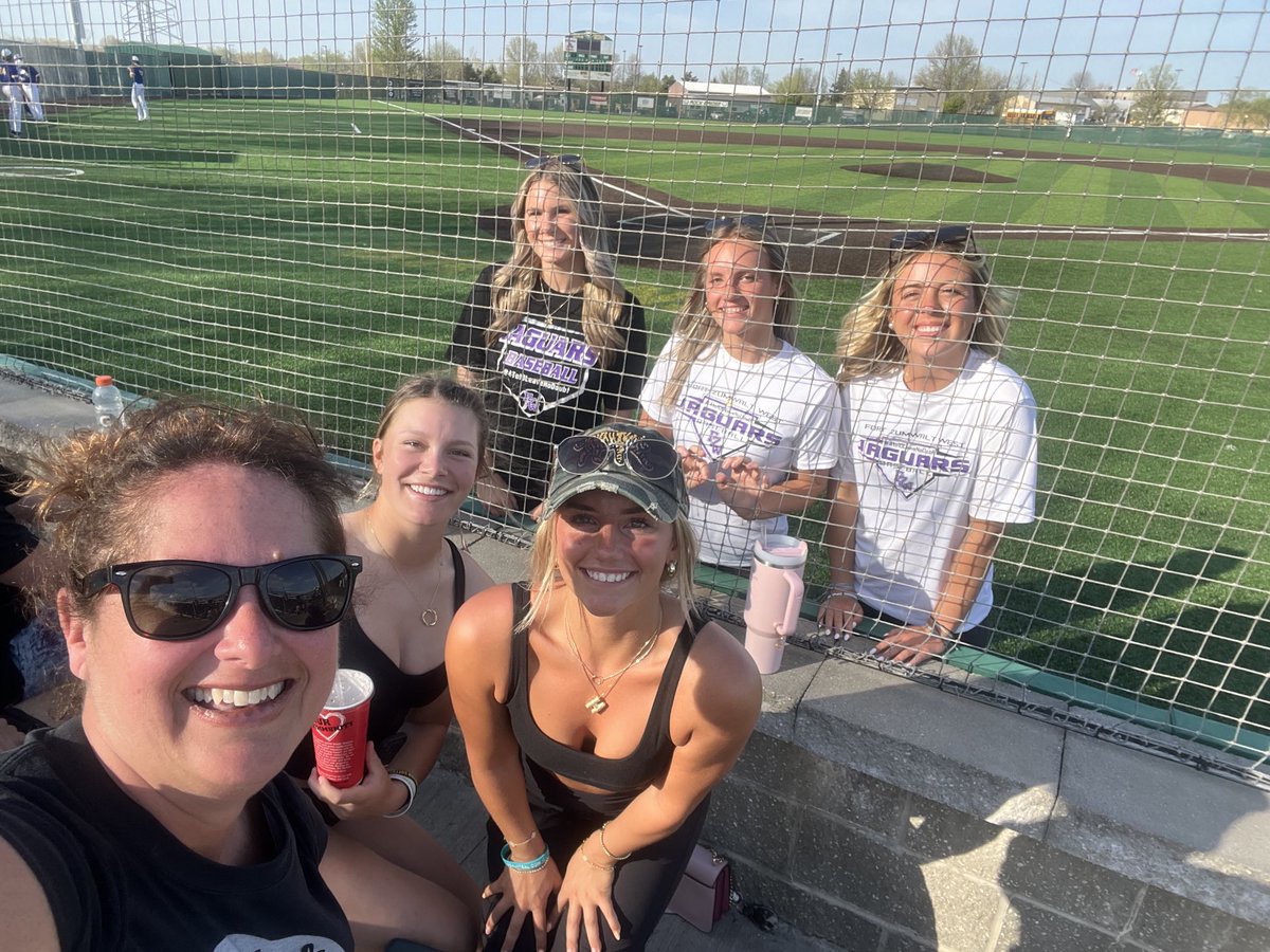 PamBus418's tweet photo. When the girls yell....PAM!!! You must take a picture with them!! Love my job and these kids!!! FZW!! ❤️❤️ https://t.co/oW8RqCb1kg