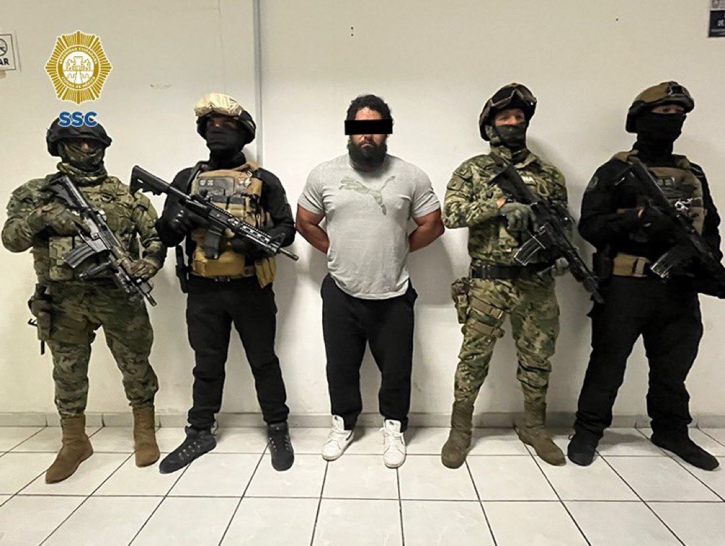 Central_CM's tweet photo. Policías de la @SSC_CDMX detuvieron a Luis Alberto N, de 43 años de edad, alias "Michelin o Mamado", presunto líder de una célula delictiva del grupo "#LosRodolfos", quien se dedica a la venta y distribución de droga, extorsión, cobro de piso y homicidios en la zona sur de CDMX. https://t.co/gQ04q31bmb