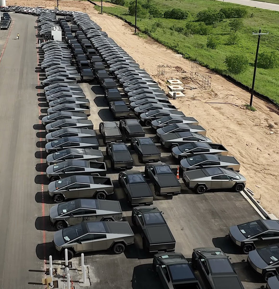 NEW RECORD: Over 600 Cybertrucks at Giga Texas today! Watch Brads full flight over Giga Texas youtube.com/watch?v=XlkVzd…