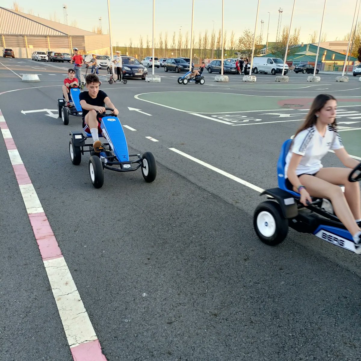 Gran acogida por parte de los chicos y chicas nacidos en 2010-2011 de una nueva actividad organizada de ocio nocturno organizada por el ayuntamiento de Carbajosa a través de Cibercarba. Tarde de Cars y patinetes eléctricos en el circuito de educación vial de la localidad.