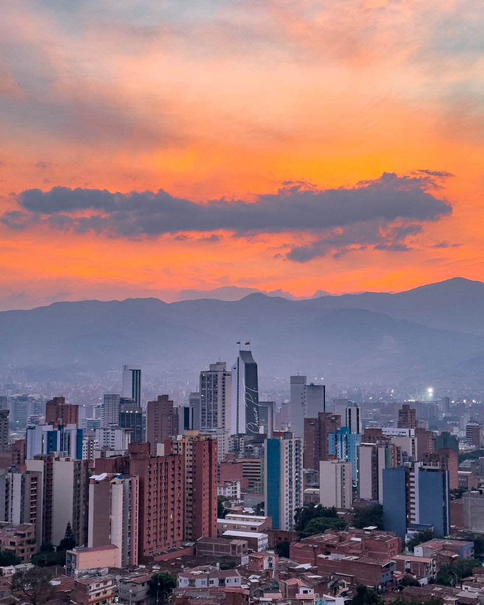 #atardecer en medio de las #montañas de #medellin.