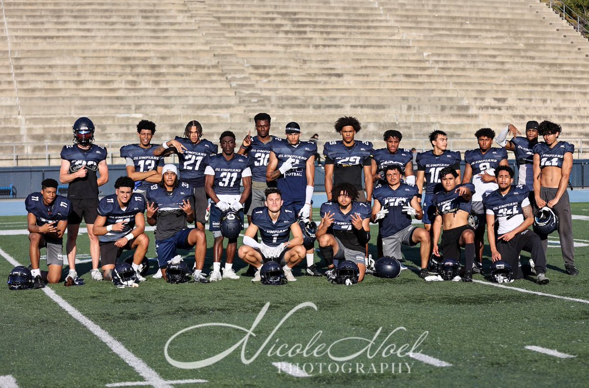 jakarriee's tweet image. Honest coaches &amp;amp; smash mouth football aren’t for everyone 😂 #GoRIGHT @SDmesafootball @Nicole2Noel